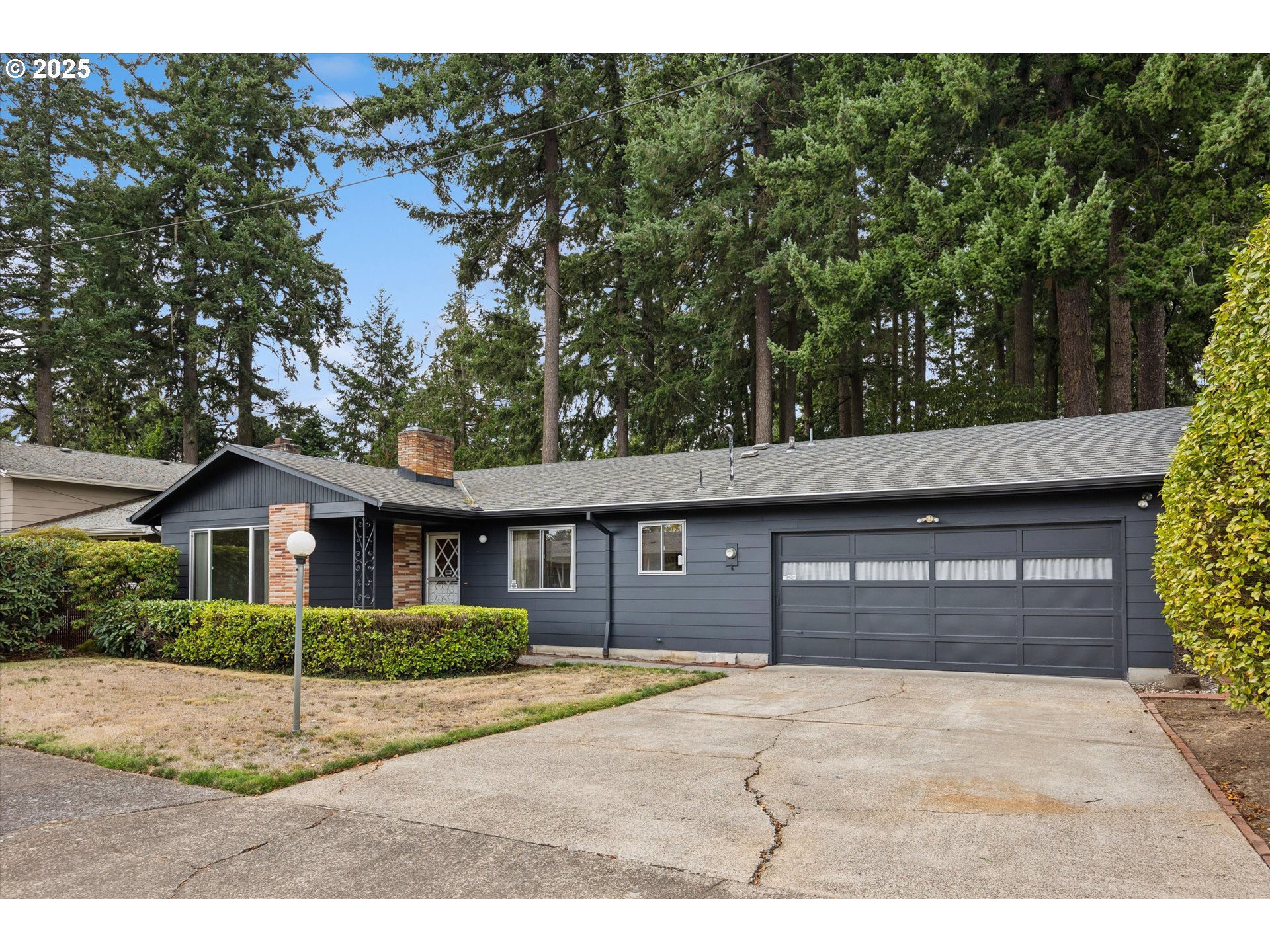 121 Southeast 166th Avenue Portland, OR 97233 - Photo 3 of 27 a front view of a house with a garden