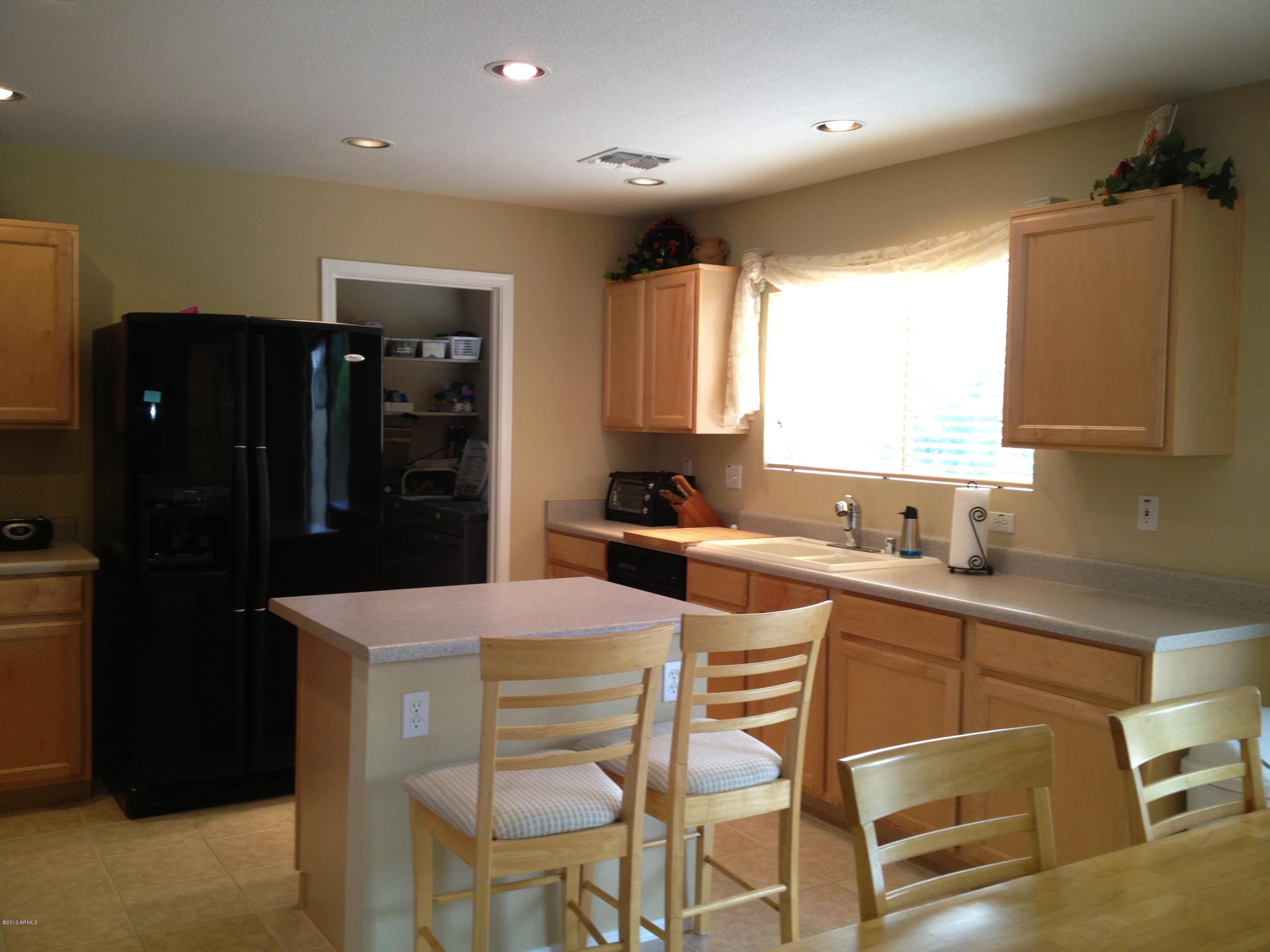 1013 East Pedro Road Phoenix, AZ 85042 - Photo 6 of 30 Kitchen