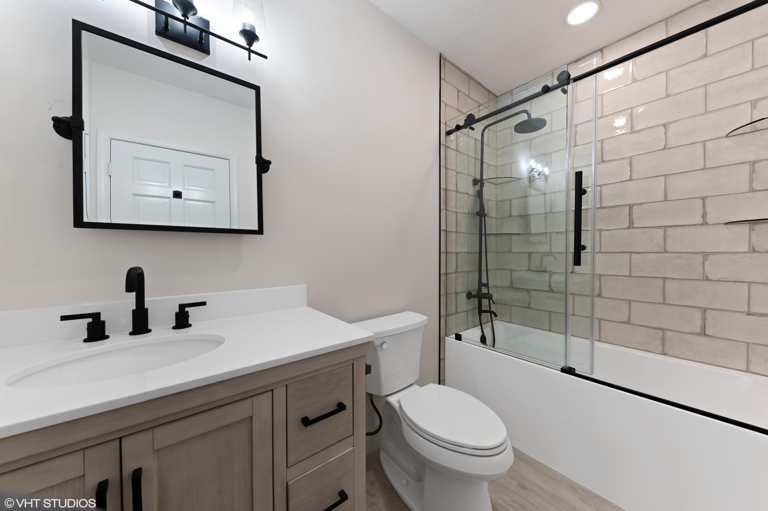 58 Dunbar Road Palm Beach Gardens, FL 33418 - Photo 23 of 36 Guest Bathroom