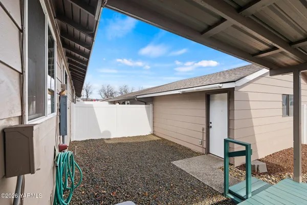 a view of a backyard