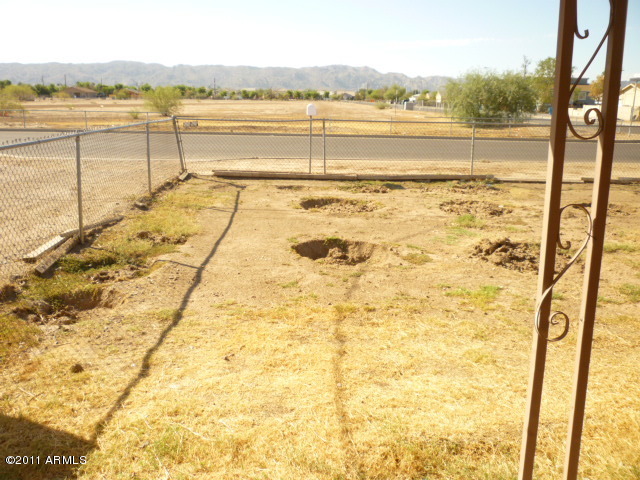023-276028 Front yard view