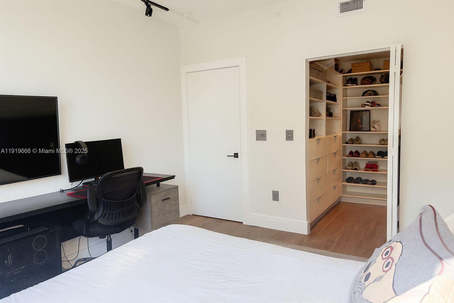 711 Crandon Boulevard, Unit 401 Key Biscayne, FL 33149 - Photo 10 of 29 a workspace with furniture