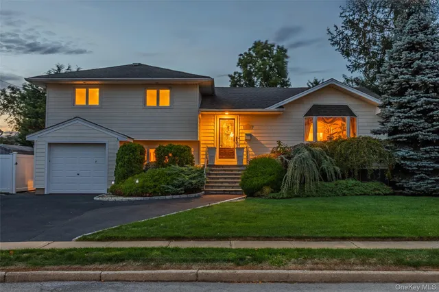 $880,000 | 2495 Navy Place, Bellmore, NY 11710