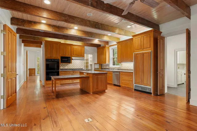 $870,000 | 6 Pecan Hollow Drive, Jackson, MS 39211