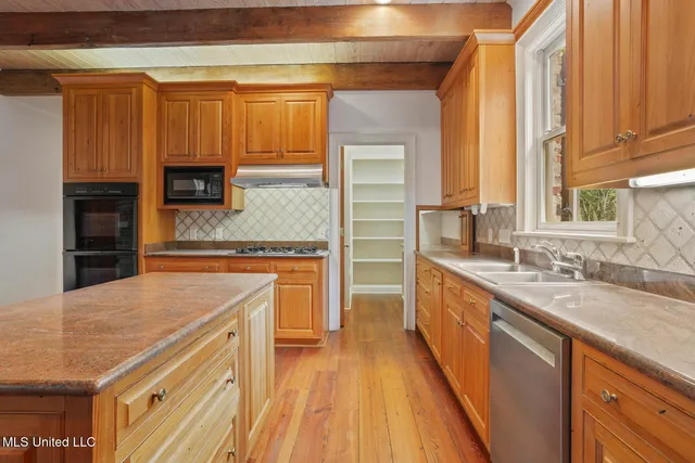 $870,000 | 6 Pecan Hollow Drive, Jackson, MS 39211