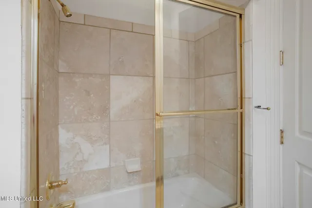 $870,000 | 6 Pecan Hollow Drive, Jackson, MS 39211