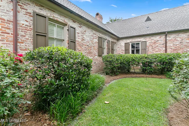 $870,000 | 6 Pecan Hollow Drive, Jackson, MS 39211