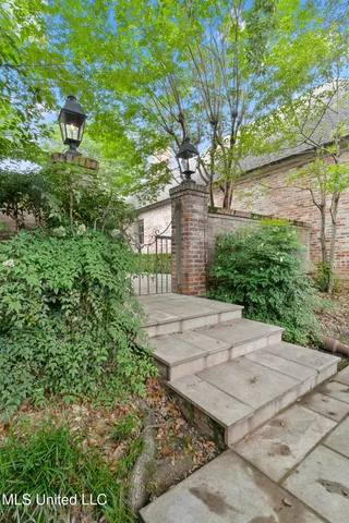 $870,000 | 6 Pecan Hollow Drive, Jackson, MS 39211