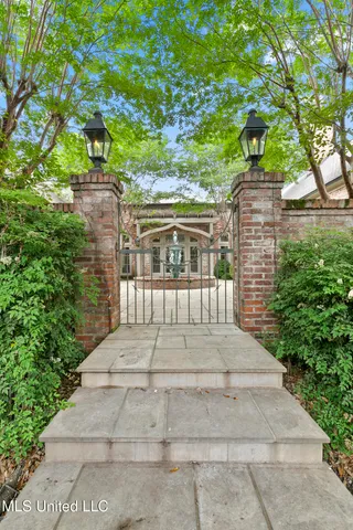 $870,000 | 6 Pecan Hollow Drive, Jackson, MS 39211