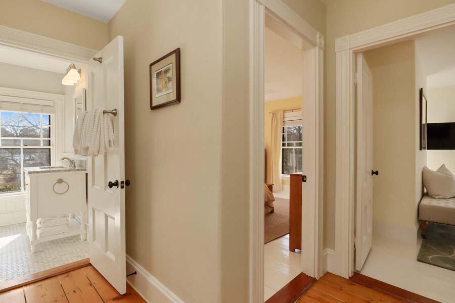 940 Route 6A Dennis, MA 02638 - Photo 30 of 48 Second-story Landing