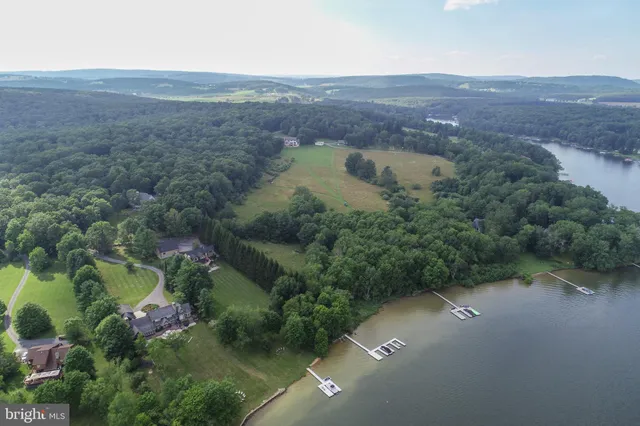 a view of a dry yard with wooden floor