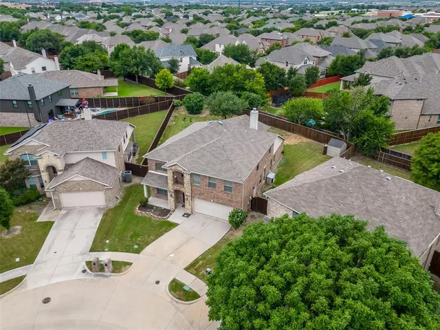 a view of a house with backyard and garden