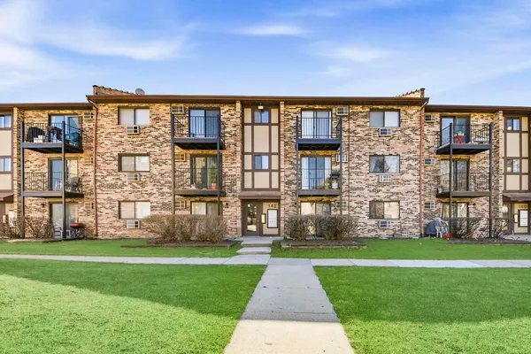 $208,500 | 142 Klein Creek Court, Unit B, Carol Stream, IL 60188