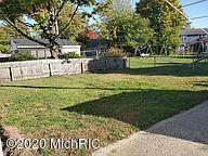 1335 Princeton Road Muskegon, MI 49441 - Photo 17 of 17 Yard