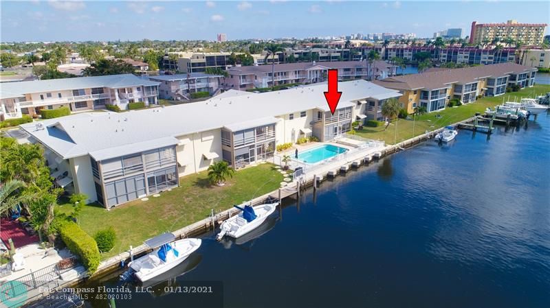 Great 2/1 waterfront unit in Cypress Lakes