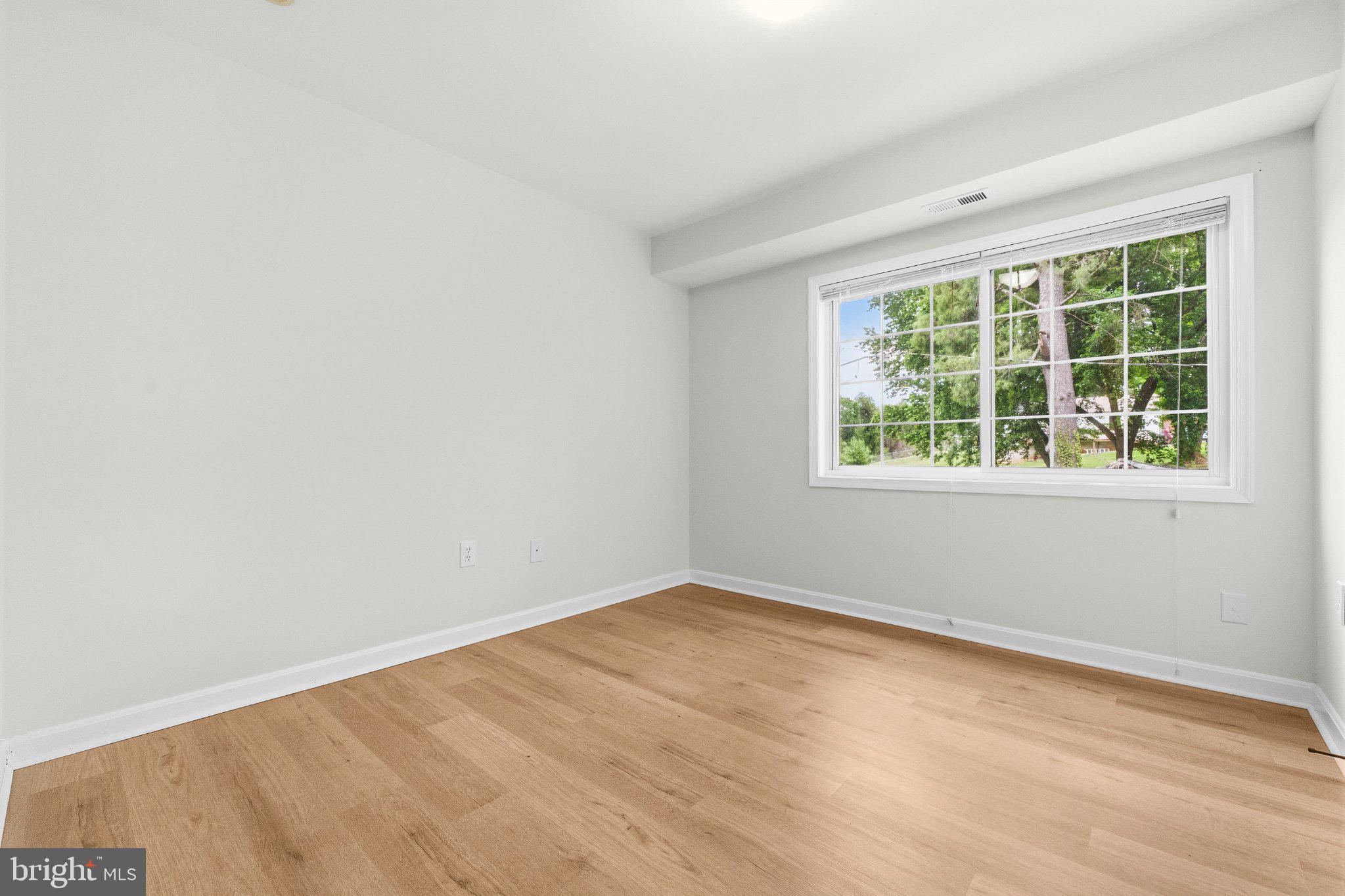 635 Waterloo Road, Unit 222 Warrenton, VA 20186 - Photo 21 of 33 an empty room with a window