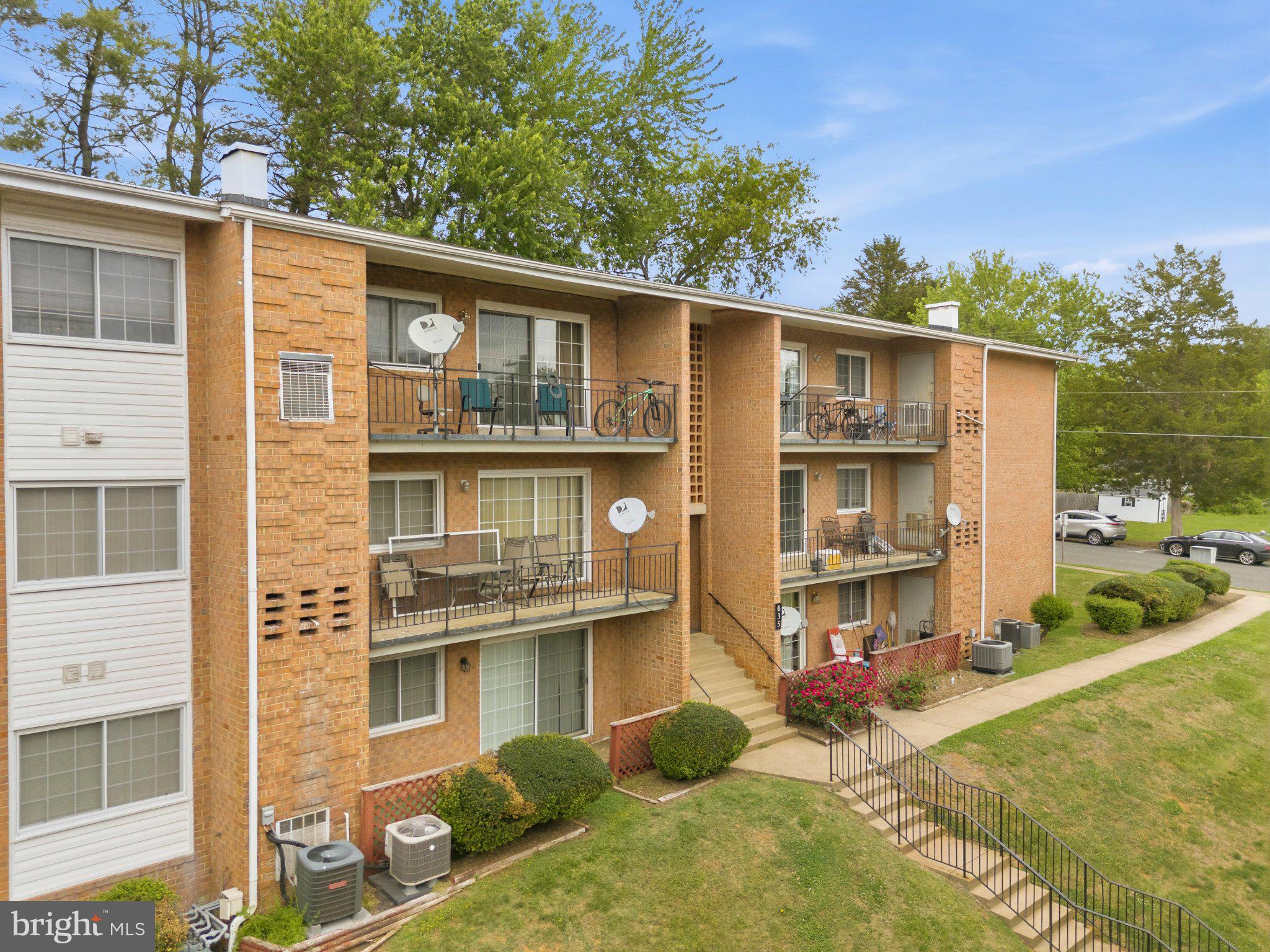 635 Waterloo Road, Unit 222 Warrenton, VA 20186 - Photo 6 of 33 a front view of a house with a yard