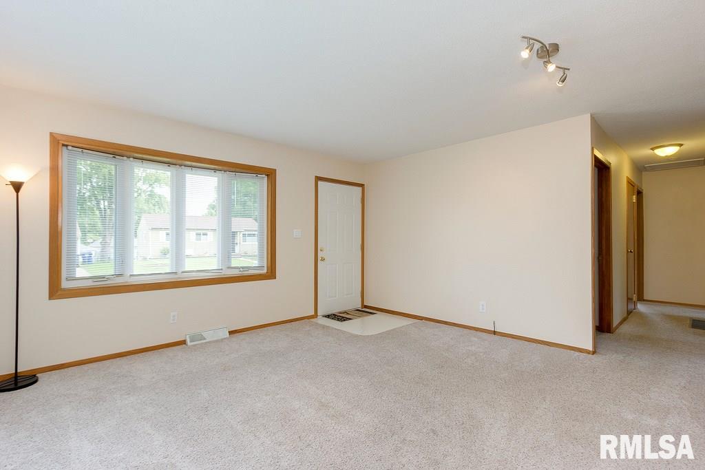1617 Cherry Hills Road Bettendorf, IA 52722 - Photo 4 of 21 Gallery Image 4