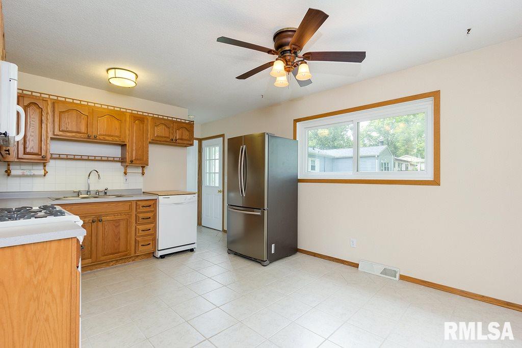 1617 Cherry Hills Road Bettendorf, IA 52722 - Photo 6 of 21 Gallery Image 6