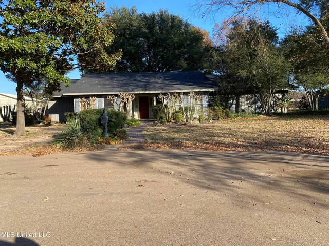 $260,000 | 622 Aubrey Circle North, Greenwood, MS 38930