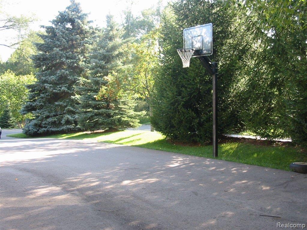 290 Ridgewood Road Rochester, MI 48306 - Photo 3 of 24 Spacious driveway