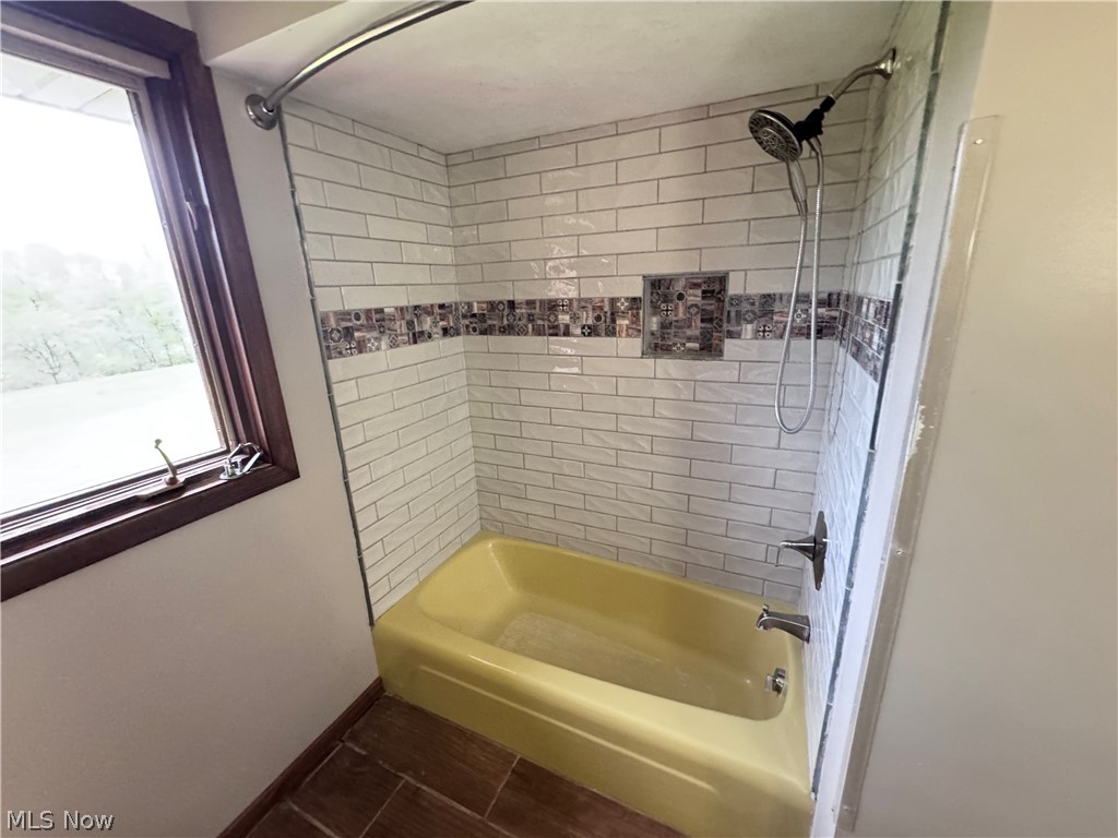 8615 Eberhart Road Northwest Dover, OH 44622 - Photo 13 of 38 Main bathroom
