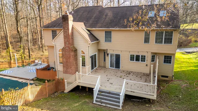 a view of a house with a backyard