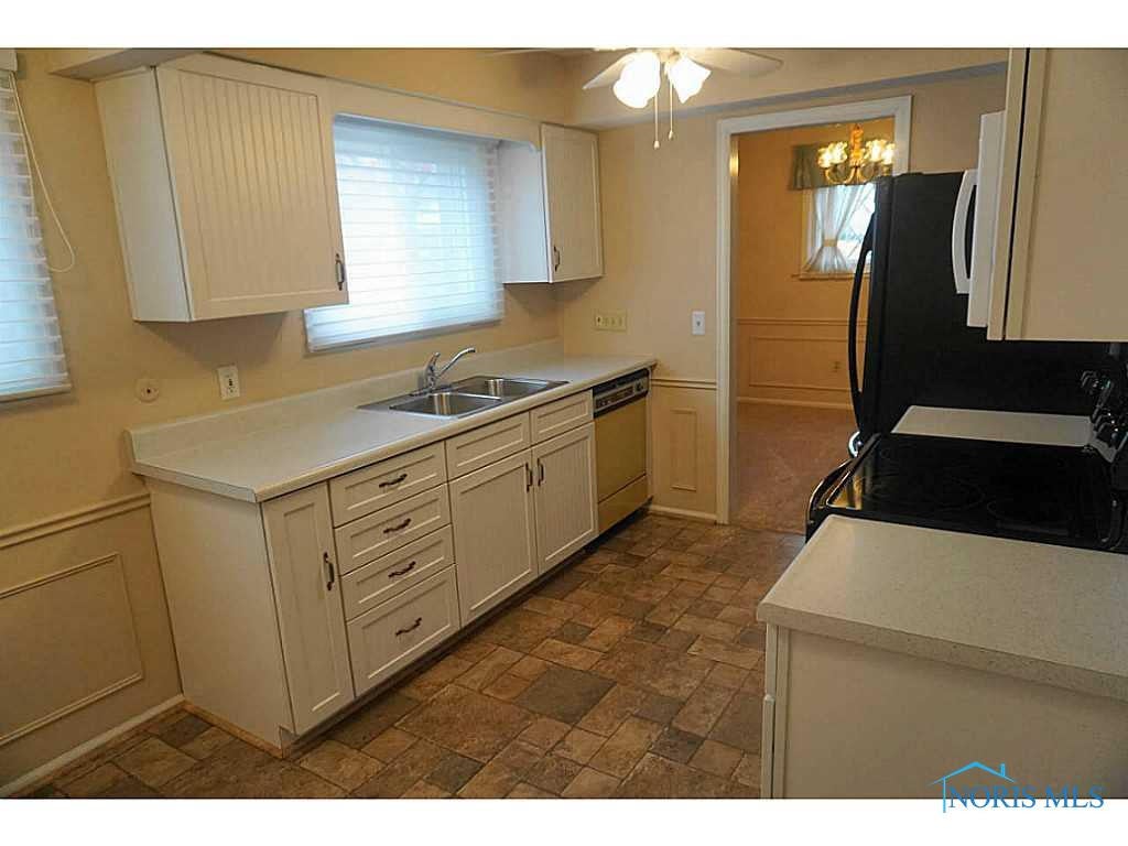 2233 Rockspring Road, Unit 1B Toledo, OH 43614 - Photo 10 of 20 Kitchen.
