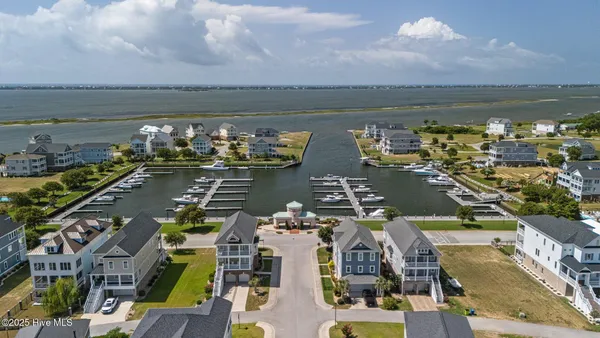$929,000 | 220 Colleton Square, Newport, NC 28570