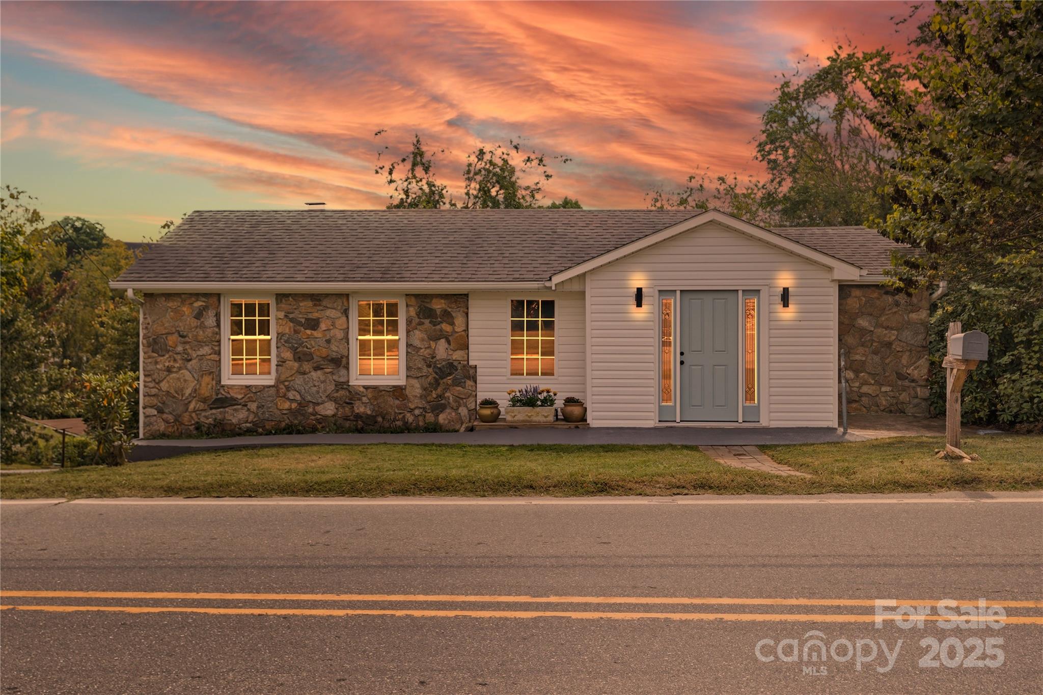 424 Deaverview Road Asheville, NC 28806 - Photo 1 of 37 Gallery Image 1