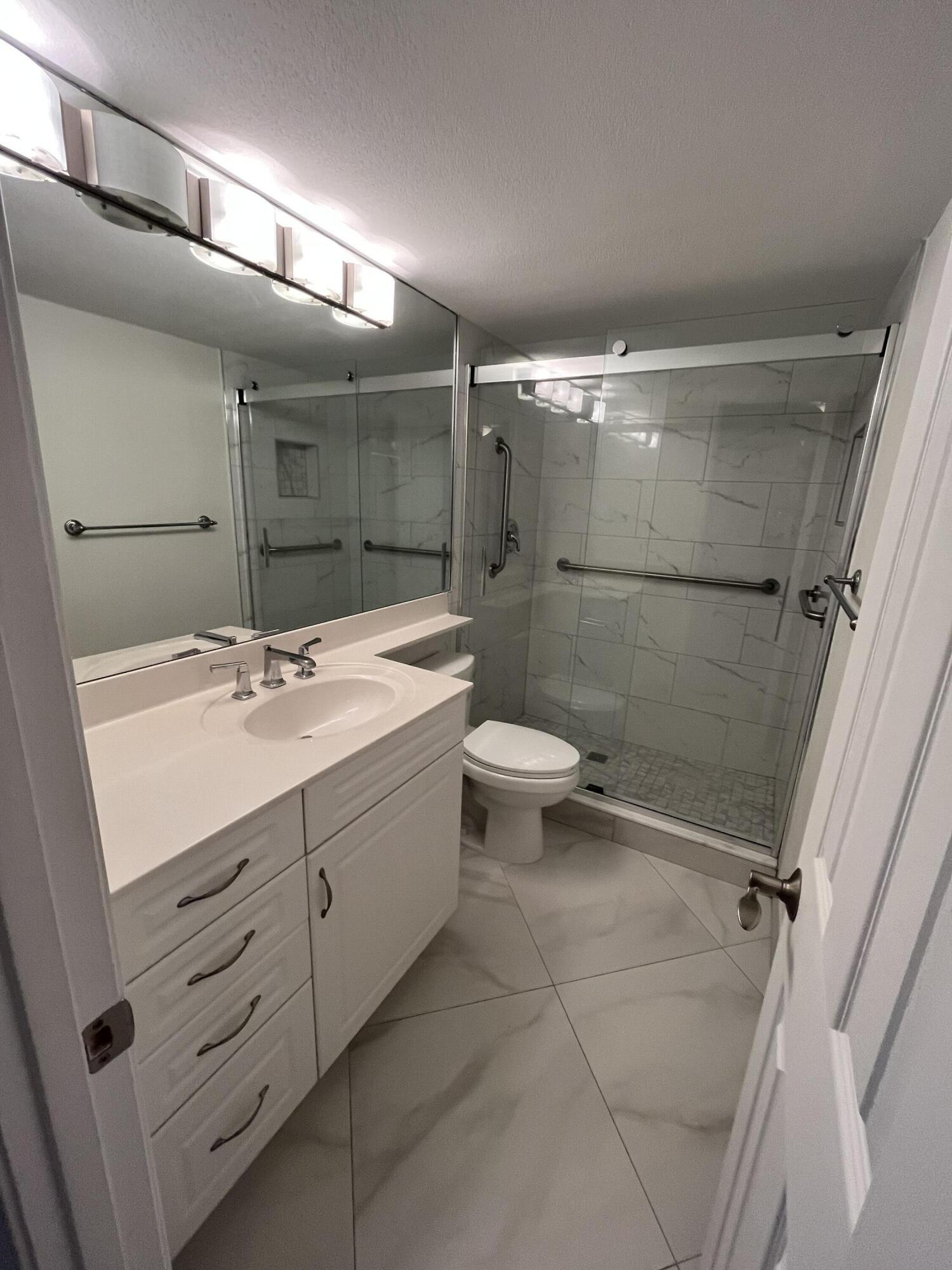 1000 Spanish River Road, Unit 1F Boca Raton, FL 33432 - Photo 17 of 29 Shared Bath