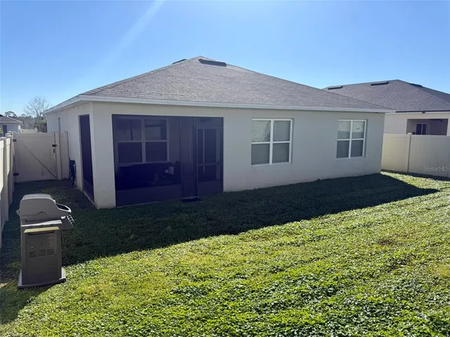 a view of front of a house with a yard