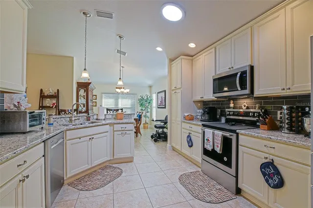 $384,500 | 10158 Julia Isles Avenue, Oxford, FL 34484