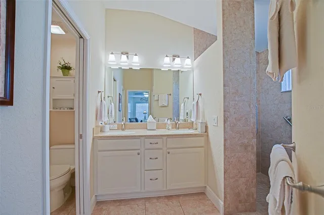 $384,500 | 10158 Julia Isles Avenue, Oxford, FL 34484