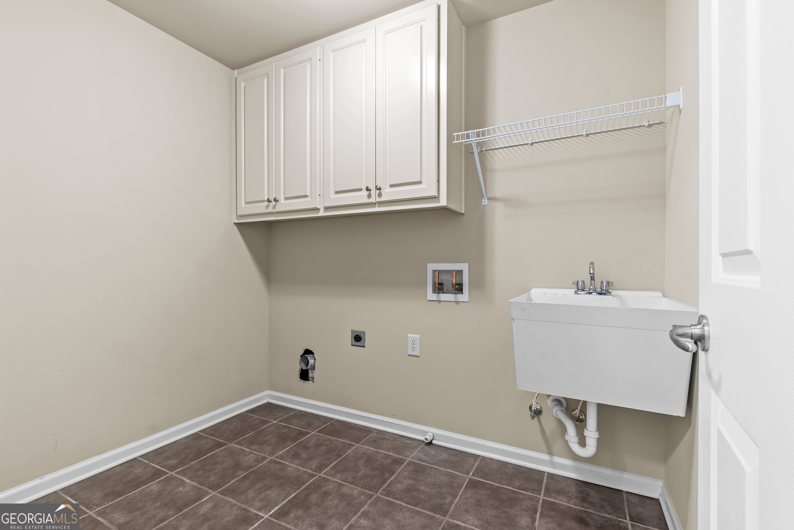 463 Delaperriere Loop Jefferson, GA 30549 - Photo 31 of 75 a bathroom with a sink and a window