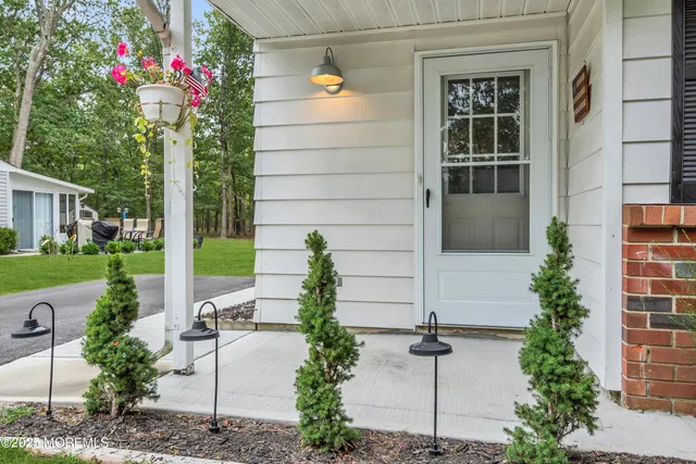 a view of a house with yard and garden
