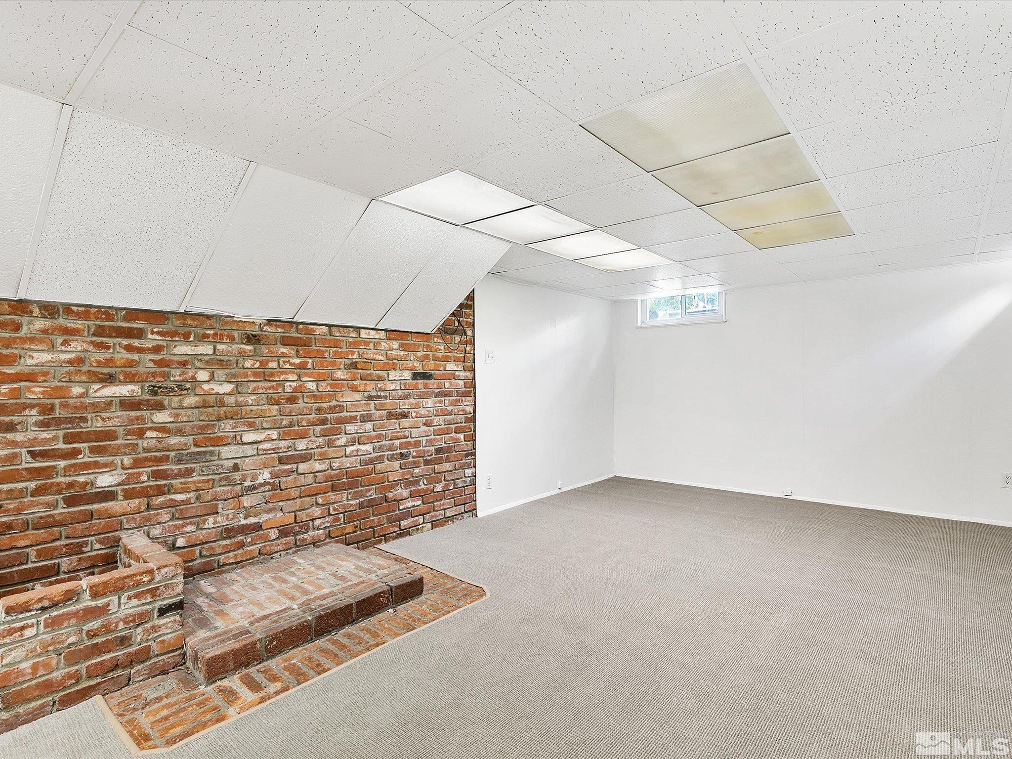 811 Washington Street Reno, NV 89503 - Photo 20 of 35 an empty room with windows