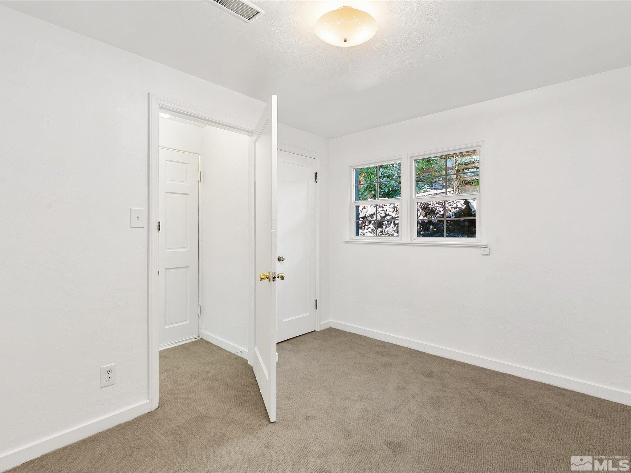 811 Washington Street Reno, NV 89503 - Photo 23 of 35 an empty room with windows