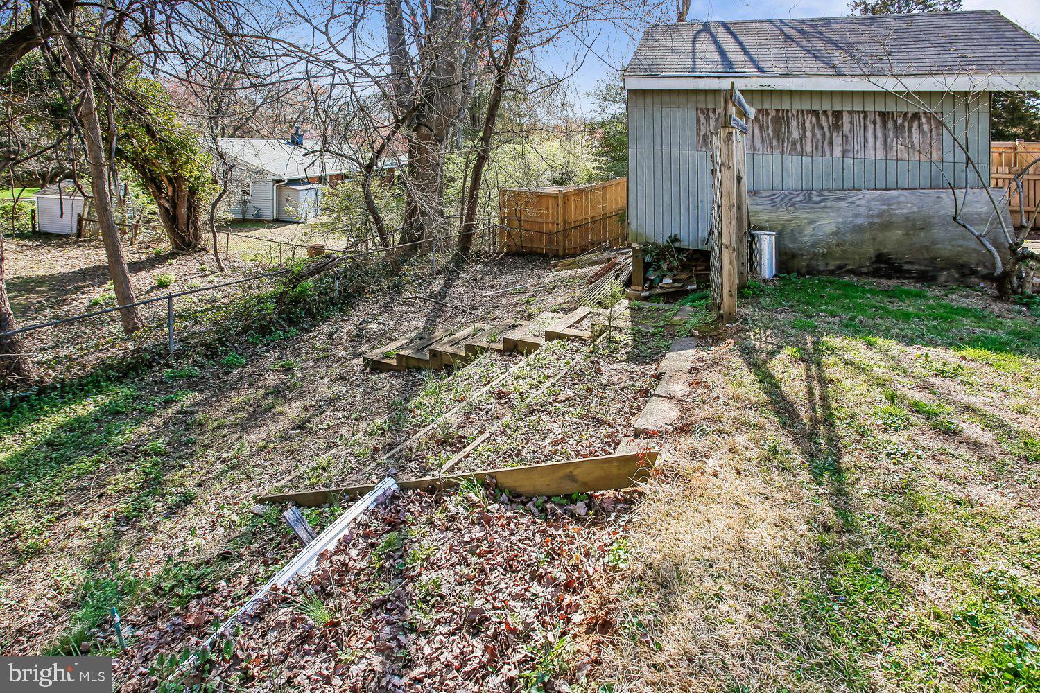 3610 Parklane Road Fairfax, VA 22030 - Photo 16 of 55 a backyard of a house with lots of green space
