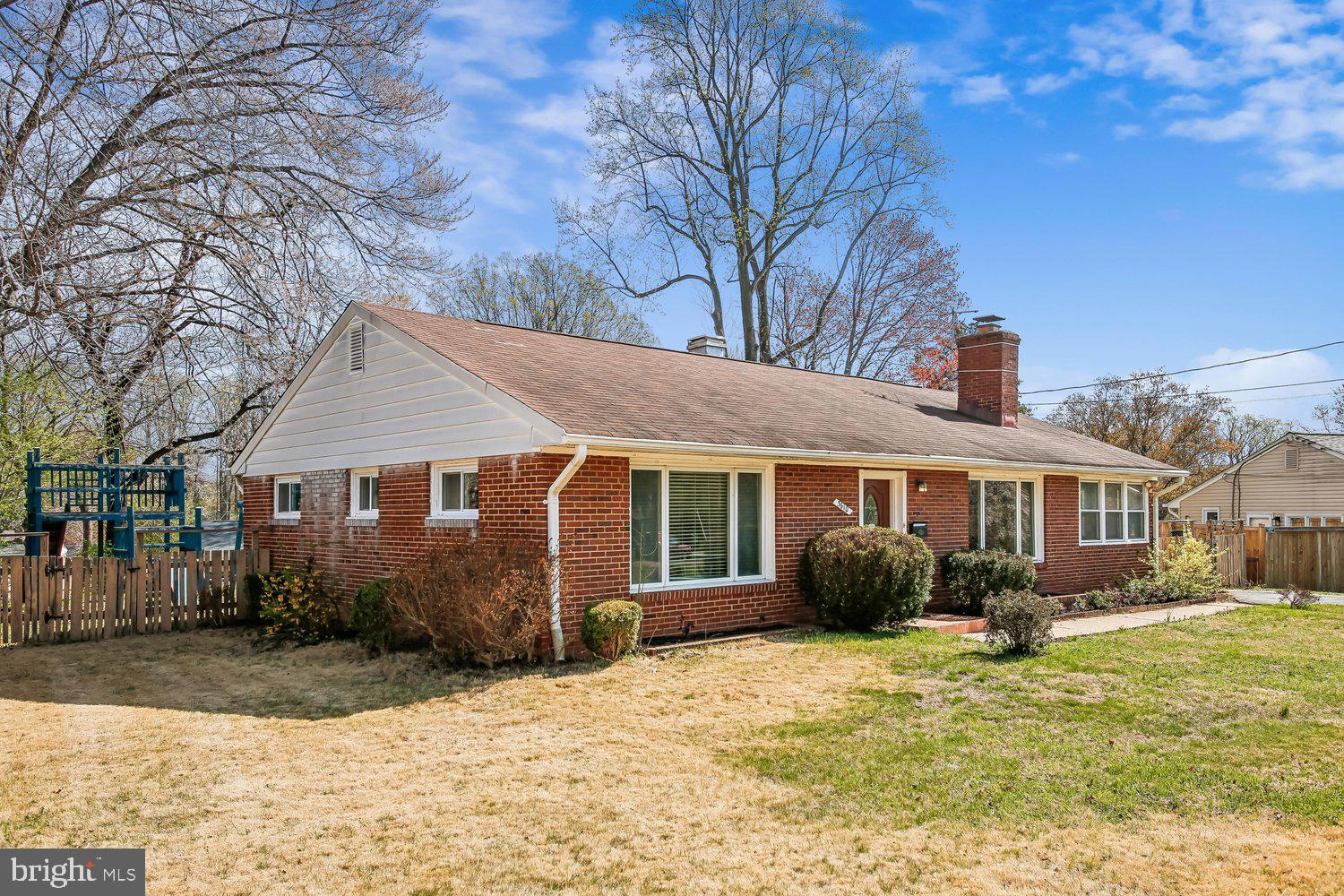 3610 Parklane Road Fairfax, VA 22030 - Photo 3 of 55 a front view of a house with garden