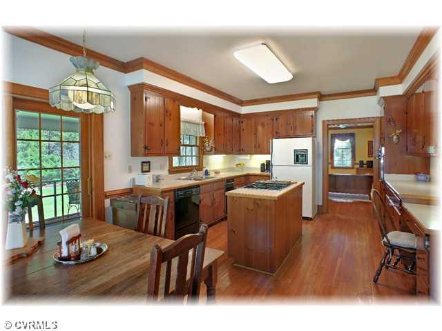 2530 Federal Hill Farms Road Powhatan, VA 23139 - Photo 6 of 12 Kitchen - Wonderful Eat-in Kitchen w/Gas Cooking