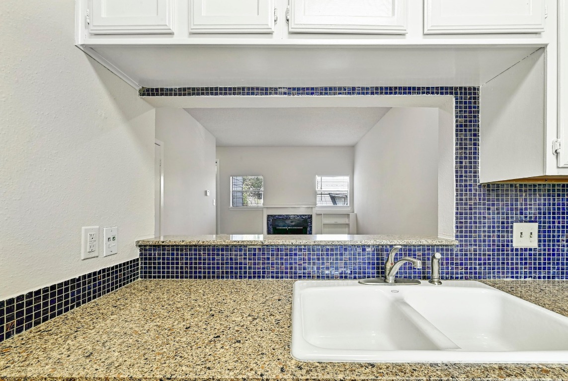 505 Bellevue Place, Unit 7 Austin, TX 78705 - Photo 12 of 24 a bathroom with a bathtub and a sink