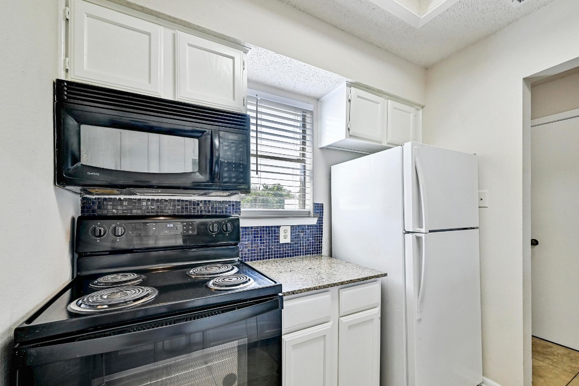 505 Bellevue Place, Unit 7 Austin, TX 78705 - Photo 10 of 24 a kitchen with a stove and a microwave