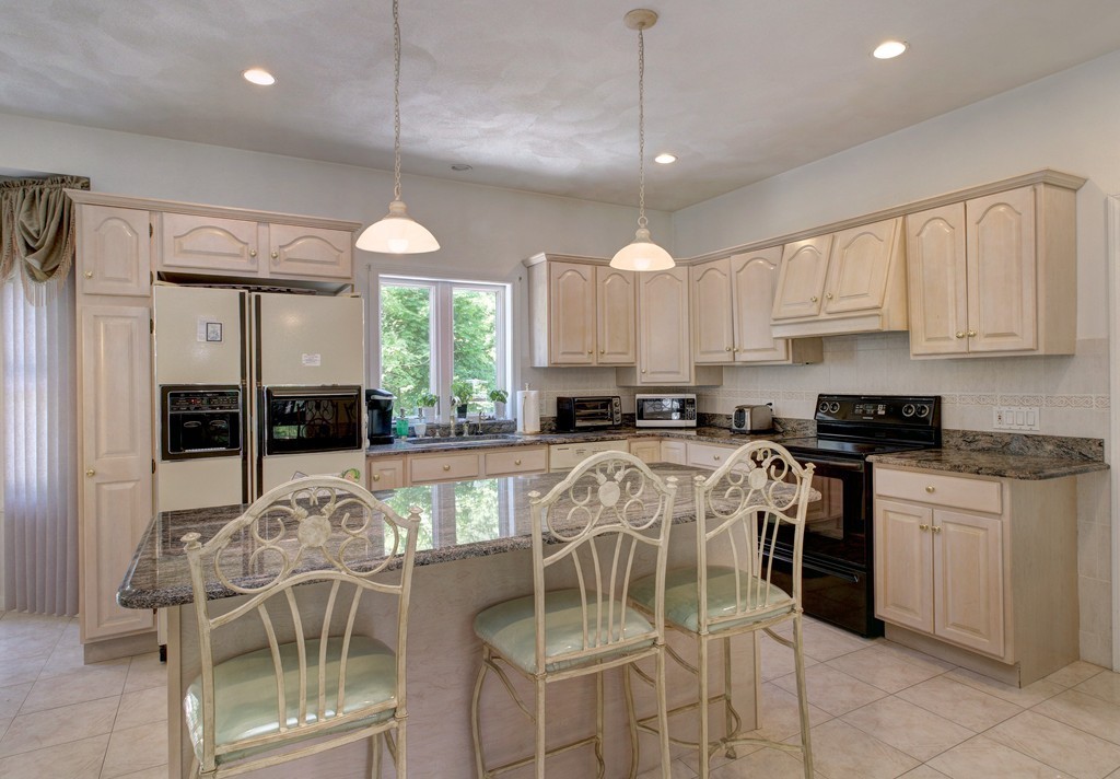 9 Sullivan Circle Stoneham, MA 02180 - Photo 4 of 16