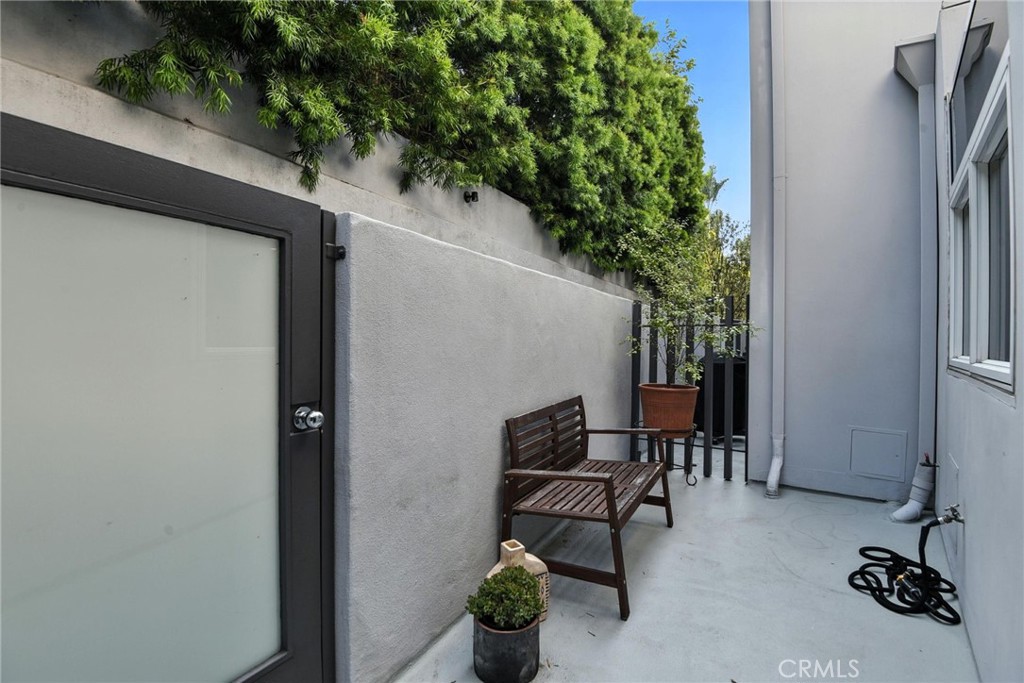 2203 3rd Street, Unit 1 Santa Monica, CA 90405 - Photo 14 of 46 a view of outdoor seating space
