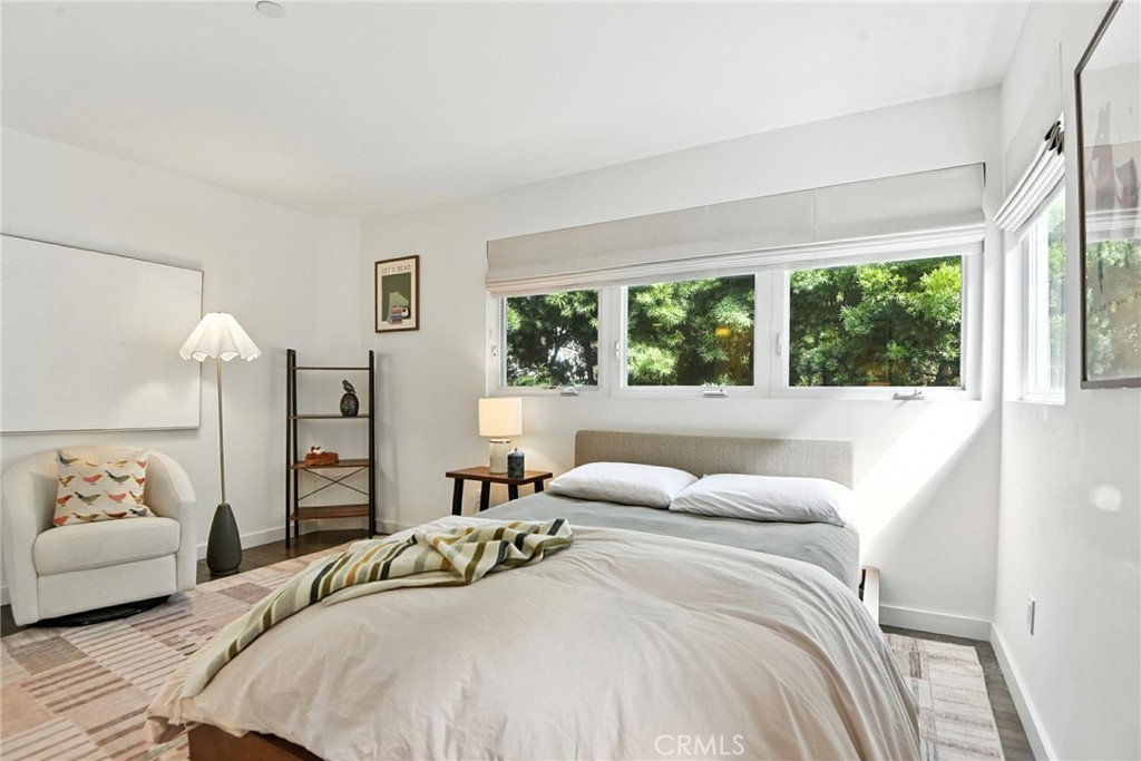 2203 3rd Street, Unit 1 Santa Monica, CA 90405 - Photo 21 of 46 a bedroom with a large bed and a large window