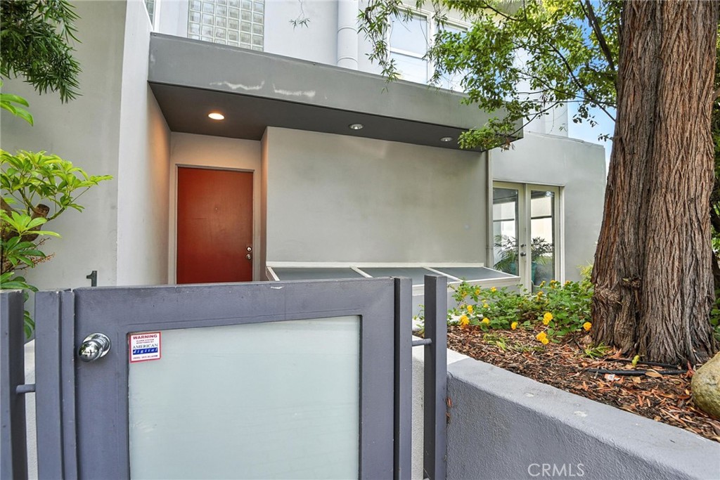 2203 3rd Street, Unit 1 Santa Monica, CA 90405 - Photo 35 of 46 a front view of a house with a yard
