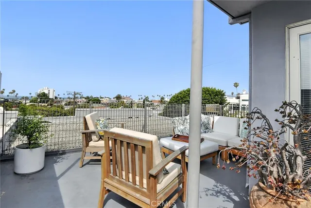 $2,200,000 | 2203 3rd Street, Unit 1, Santa Monica, CA 90405