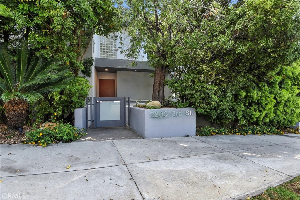 2203 3rd Street, Unit 1 Santa Monica, CA 90405 - Photo 38 of 46 a view of a outdoor space with barbeque and tree