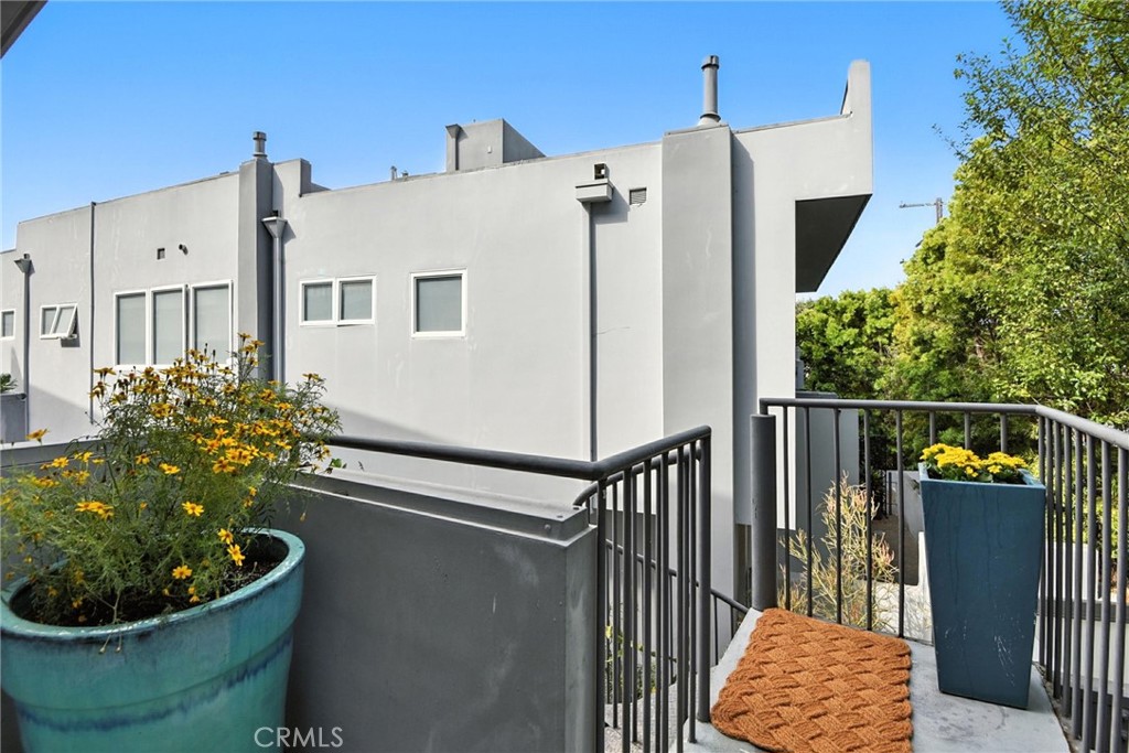 2203 3rd Street, Unit 1 Santa Monica, CA 90405 - Photo 41 of 46 a balcony with table and chairs